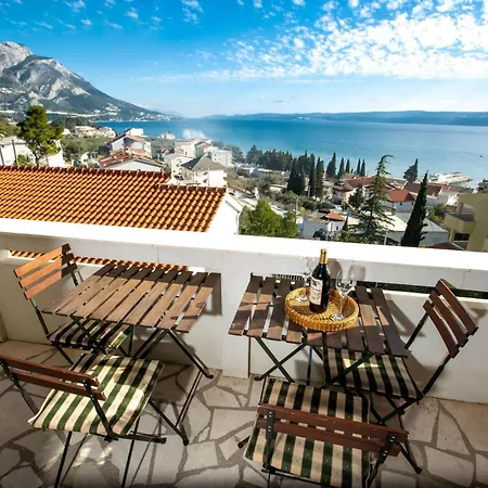 Nette In Mit Grosser Terrasse Apartamento Duće